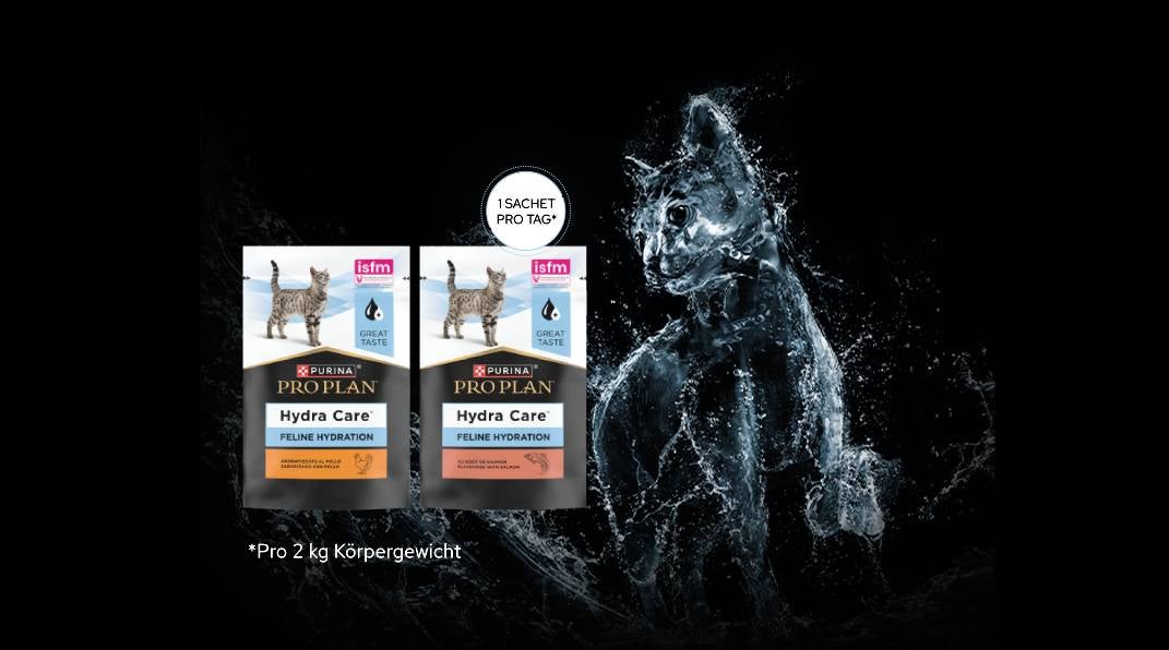 Verpackung des Pro Plan Hydra Care Nassfutters, mit einem Hintergrund, der eine aus Wasser geformte Katze zeigt und die erhöhte tägliche Wasseraufnahme bewirbt.